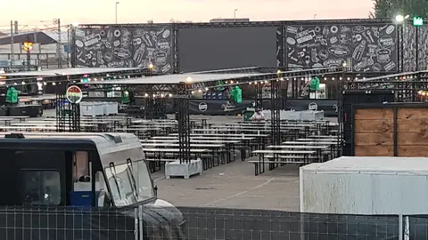 El aparcamiento del estadio Reino de León se transforma desde este jueves en un auténtico ‘hamburguesódromo’, con la llegada de The Champions Burger, el mayor festival gastronómico del país dedicado en exclusiva a la hamburguesa. Más de 15 food trucks de hamburgueserías de toda España aterrizan por primera vez en León, desplegando una oferta culinaria que promete superar todas las expectativas.