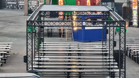 El aparcamiento del estadio Reino de León se transforma desde este jueves en un auténtico ‘hamburguesódromo’, con la llegada de The Champions Burger, el mayor festival gastronómico del país dedicado en exclusiva a la hamburguesa. Más de 15 food trucks de hamburgueserías de toda España aterrizan por primera vez en León, desplegando una oferta culinaria que promete superar todas las expectativas.