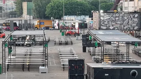 El aparcamiento del estadio Reino de León se transforma desde este jueves en un auténtico ‘hamburguesódromo’, con la llegada de The Champions Burger, el mayor festival gastronómico del país dedicado en exclusiva a la hamburguesa. Más de 15 food trucks de hamburgueserías de toda España aterrizan por primera vez en León, desplegando una oferta culinaria que promete superar todas las expectativas.