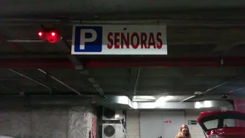 Aparcamiento para mujeres en la Plaza de España de Zaragoza.