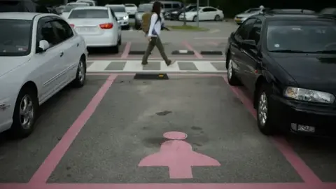 Seúl introdujo puestos de estacionamiento solo para mujeres en 2009.