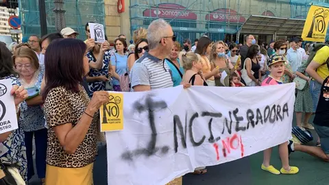 Concentración frente al Ayuntamiento de León de la Plataforma vecinal contra la planta de Biomasa en Puente Castro.