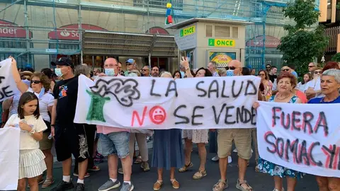 Concentración frente al Ayuntamiento de León de la Plataforma vecinal contra la planta de Biomasa en Puente Castro.
