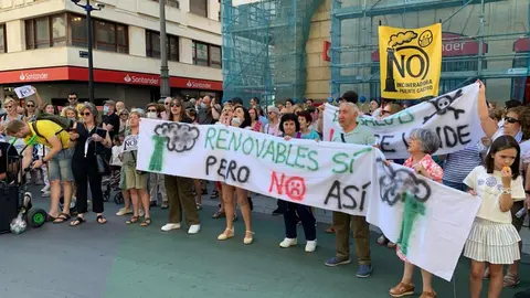 Concentración frente al Ayuntamiento de León de la Plataforma vecinal contra la planta de Biomasa en Puente Castro.