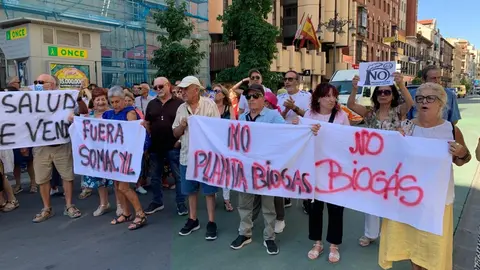 Concentración frente al Ayuntamiento de León de la Plataforma vecinal contra la planta de Biomasa en Puente Castro.