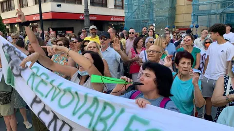 Concentración frente al Ayuntamiento de León de la Plataforma vecinal contra la planta de Biomasa en Puente Castro.