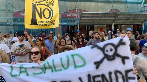 Concentración frente al Ayuntamiento de León de la Plataforma vecinal contra la planta de Biomasa en Puente Castro.