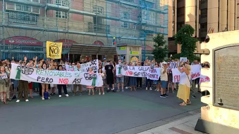 Concentración frente al Ayuntamiento de León de la Plataforma vecinal contra la planta de Biomasa en Puente Castro.