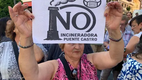 Concentración frente al Ayuntamiento de León de la Plataforma vecinal contra la planta de Biomasa en Puente Castro.