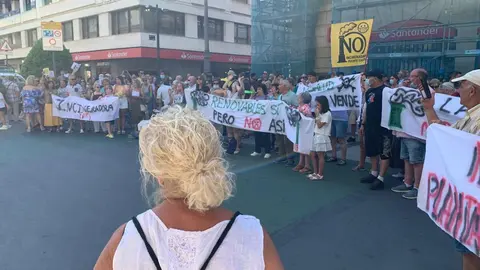 Concentración frente al Ayuntamiento de León de la Plataforma vecinal contra la planta de Biomasa en Puente Castro.