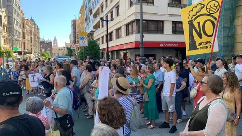 Concentración frente al Ayuntamiento de León de la Plataforma vecinal contra la planta de Biomasa en Puente Castro.