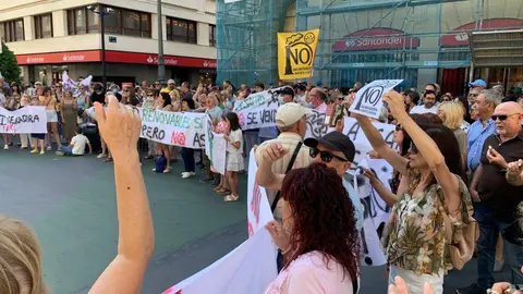 Concentración frente al Ayuntamiento de León de la Plataforma vecinal contra la planta de Biomasa en Puente Castro.