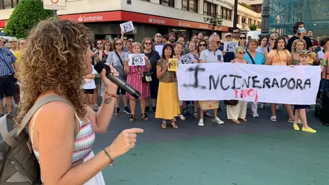 Concentración frente al Ayuntamiento de León de la Plataforma vecinal contra la planta de Biomasa en Puente Castro.