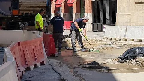 Los vecinos y viandantes de la céntrica calle Arco de Ánimas, en León, han comenzado este jueves a redescubrir el pavimento original de la vía, tras permanecer oculto durante tres años y cinco meses bajo una capa de hormigón. La estructura fue colocada en febrero de 2022 para proteger el empedrado histórico mientras se ejecutaban las obras de demolición y construcción de un nuevo bloque de viviendas en la plaza de San Marcelo, junto al edificio del Recreo Industrial.