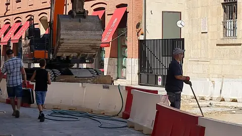 Los vecinos y viandantes de la céntrica calle Arco de Ánimas, en León, han comenzado este jueves a redescubrir el pavimento original de la vía, tras permanecer oculto durante tres años y cinco meses bajo una capa de hormigón. La estructura fue colocada en febrero de 2022 para proteger el empedrado histórico mientras se ejecutaban las obras de demolición y construcción de un nuevo bloque de viviendas en la plaza de San Marcelo, junto al edificio del Recreo Industrial.