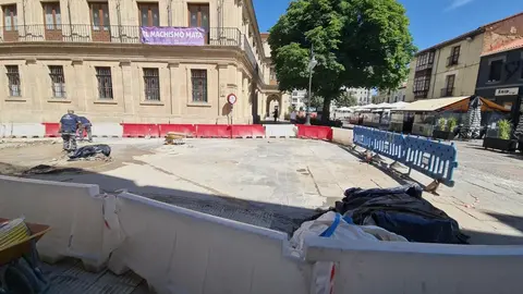Los vecinos y viandantes de la céntrica calle Arco de Ánimas, en León, han comenzado este jueves a redescubrir el pavimento original de la vía, tras permanecer oculto durante tres años y cinco meses bajo una capa de hormigón. La estructura fue colocada en febrero de 2022 para proteger el empedrado histórico mientras se ejecutaban las obras de demolición y construcción de un nuevo bloque de viviendas en la plaza de San Marcelo, junto al edificio del Recreo Industrial.