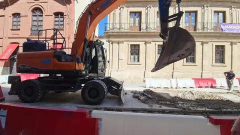 Los vecinos y viandantes de la céntrica calle Arco de Ánimas, en León, han comenzado este jueves a redescubrir el pavimento original de la vía, tras permanecer oculto durante tres años y cinco meses bajo una capa de hormigón. La estructura fue colocada en febrero de 2022 para proteger el empedrado histórico mientras se ejecutaban las obras de demolición y construcción de un nuevo bloque de viviendas en la plaza de San Marcelo, junto al edificio del Recreo Industrial.