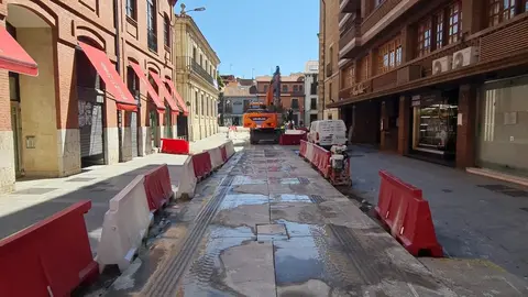 Los vecinos y viandantes de la céntrica calle Arco de Ánimas, en León, han comenzado este jueves a redescubrir el pavimento original de la vía, tras permanecer oculto durante tres años y cinco meses bajo una capa de hormigón. La estructura fue colocada en febrero de 2022 para proteger el empedrado histórico mientras se ejecutaban las obras de demolición y construcción de un nuevo bloque de viviendas en la plaza de San Marcelo, junto al edificio del Recreo Industrial.