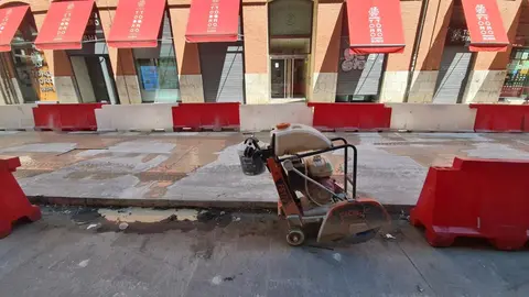 Los vecinos y viandantes de la céntrica calle Arco de Ánimas, en León, han comenzado este jueves a redescubrir el pavimento original de la vía, tras permanecer oculto durante tres años y cinco meses bajo una capa de hormigón. La estructura fue colocada en febrero de 2022 para proteger el empedrado histórico mientras se ejecutaban las obras de demolición y construcción de un nuevo bloque de viviendas en la plaza de San Marcelo, junto al edificio del Recreo Industrial.