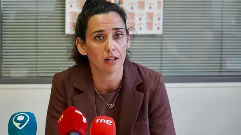La directora de Proyecto Hombre León, Tania Paz Ramón, presenta la memoria anual de la entidad e informa sobre nuevos proyectos e iniciativas previstas para los próximos meses; junto a ella, la coordinadora, Alba Moya. Fotos: Campillo