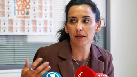 La directora de Proyecto Hombre León, Tania Paz Ramón, presenta la memoria anual de la entidad e informa sobre nuevos proyectos e iniciativas previstas para los próximos meses; junto a ella, la coordinadora, Alba Moya. Fotos: Campillo