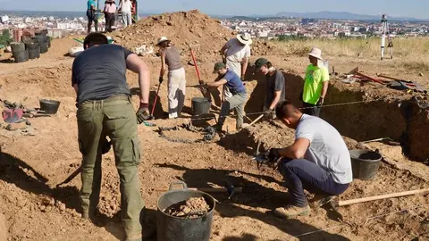 Los profesores de la Universidad de León Raquel Martínez Peñín y Carlos Fernández Rodríguez, directores de la campaña de excavación arqueológica en el Castro de los Judíos de Puente Castro, y la concejala de Cultura del Ayuntamiento de León, Elena Aguado, dan a conocer los trabajos de campo iniciados en el yacimiento. Fotos: Campillo