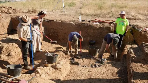 Los profesores de la Universidad de León Raquel Martínez Peñín y Carlos Fernández Rodríguez, directores de la campaña de excavación arqueológica en el Castro de los Judíos de Puente Castro, y la concejala de Cultura del Ayuntamiento de León, Elena Aguado, dan a conocer los trabajos de campo iniciados en el yacimiento. Fotos: Campillo