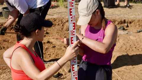 Los profesores de la Universidad de León Raquel Martínez Peñín y Carlos Fernández Rodríguez, directores de la campaña de excavación arqueológica en el Castro de los Judíos de Puente Castro, y la concejala de Cultura del Ayuntamiento de León, Elena Aguado, dan a conocer los trabajos de campo iniciados en el yacimiento. Fotos: Campillo