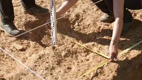 Los profesores de la Universidad de León Raquel Martínez Peñín y Carlos Fernández Rodríguez, directores de la campaña de excavación arqueológica en el Castro de los Judíos de Puente Castro, y la concejala de Cultura del Ayuntamiento de León, Elena Aguado, dan a conocer los trabajos de campo iniciados en el yacimiento. Fotos: Campillo