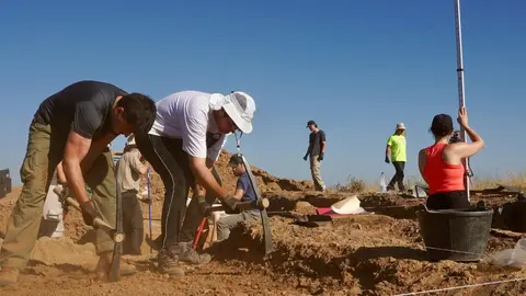 Los profesores de la Universidad de León Raquel Martínez Peñín y Carlos Fernández Rodríguez, directores de la campaña de excavación arqueológica en el Castro de los Judíos de Puente Castro, y la concejala de Cultura del Ayuntamiento de León, Elena Aguado, dan a conocer los trabajos de campo iniciados en el yacimiento. Fotos: Campillo
