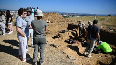 Los profesores de la Universidad de León Raquel Martínez Peñín y Carlos Fernández Rodríguez, directores de la campaña de excavación arqueológica en el Castro de los Judíos de Puente Castro, y la concejala de Cultura del Ayuntamiento de León, Elena Aguado, dan a conocer los trabajos de campo iniciados en el yacimiento. Fotos: Campillo