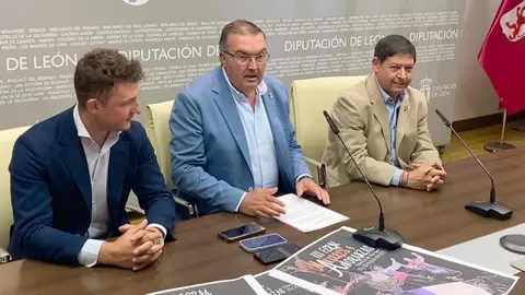 El vicepresidente de la Diputación de León, Roberto Aller, ha participado en la presentación de la III Feria Manxares y Añoranzas, que se celebra este fin de semana, 18 y 19 de julio, en Valencia de Don juan. En la presentación ha estado presente el alcalde de Valencia de Don Juan, José Jiménez, así como el concejal de Ferias y Mercados, Ángel Pérez Muñoz.