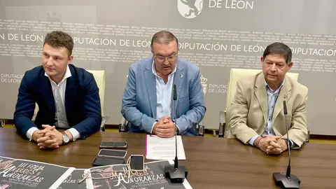 El vicepresidente de la Diputación de León, Roberto Aller, ha participado en la presentación de la III Feria Manxares y Añoranzas, que se celebra este fin de semana, 18 y 19 de julio, en Valencia de Don juan. En la presentación ha estado presente el alcalde de Valencia de Don Juan, José Jiménez, así como el concejal de Ferias y Mercados, Ángel Pérez Muñoz.