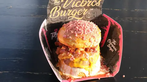 Come, come... La locura por las hamburguesas se desata en León con The Champions Burger. Fotos Isaac Llamazares