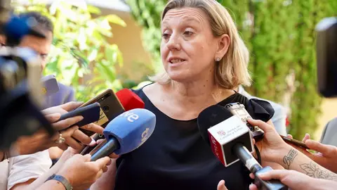 La vicepresidenta de la Junta y consejera de Familia e Igualdad de Oportunidades, Isabel Blanco, visita el centro social Las Cinco Llagas de Cáritas Diocesana de Astorga. Foto: Campillo