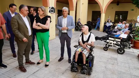 La vicepresidenta de la Junta y consejera de Familia e Igualdad de Oportunidades, Isabel Blanco, visita el centro social Las Cinco Llagas de Cáritas Diocesana de Astorga. Foto: Campillo