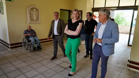 La vicepresidenta de la Junta y consejera de Familia e Igualdad de Oportunidades, Isabel Blanco, visita el centro social Las Cinco Llagas de Cáritas Diocesana de Astorga. Foto: Campillo