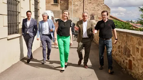 La vicepresidenta de la Junta y consejera de Familia e Igualdad de Oportunidades, Isabel Blanco, visita el centro social Las Cinco Llagas de Cáritas Diocesana de Astorga. Foto: Campillo