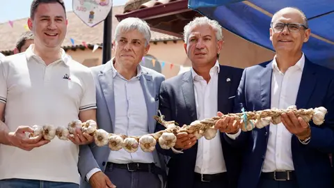 La vicesecretaria general del PSOE de Castilla y León, Nuria Rubio, recorre los puestos de la Feria del Ajo de Santa Marina del Rey, junto al delegado del Gobierno, Nicanor Sen; el presidente de la diputación, Gerardo Álvarez Courel; el delegado territorial de la Junta, Eduardo Diego y el secretario provincial del PSOE, Javiel Alfonso Cendón, entre otras autoridades. Fotos: Campillo