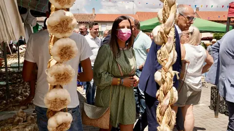 La vicesecretaria general del PSOE de Castilla y León, Nuria Rubio, recorre los puestos de la Feria del Ajo de Santa Marina del Rey, junto al delegado del Gobierno, Nicanor Sen; el presidente de la diputación, Gerardo Álvarez Courel; el delegado territorial de la Junta, Eduardo Diego y el secretario provincial del PSOE, Javiel Alfonso Cendón, entre otras autoridades. Fotos: Campillo