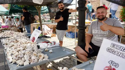 La vicesecretaria general del PSOE de Castilla y León, Nuria Rubio, recorre los puestos de la Feria del Ajo de Santa Marina del Rey, junto al delegado del Gobierno, Nicanor Sen; el presidente de la diputación, Gerardo Álvarez Courel; el delegado territorial de la Junta, Eduardo Diego y el secretario provincial del PSOE, Javiel Alfonso Cendón, entre otras autoridades. Fotos: Campillo