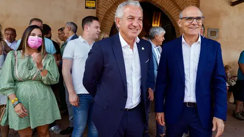 La vicesecretaria general del PSOE de Castilla y León, Nuria Rubio, recorre los puestos de la Feria del Ajo de Santa Marina del Rey, junto al delegado del Gobierno, Nicanor Sen; el presidente de la diputación, Gerardo Álvarez Courel; el delegado territorial de la Junta, Eduardo Diego y el secretario provincial del PSOE, Javiel Alfonso Cendón, entre otras autoridades. Fotos: Campillo
