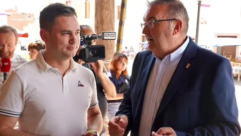 La vicesecretaria general del PSOE de Castilla y León, Nuria Rubio, recorre los puestos de la Feria del Ajo de Santa Marina del Rey, junto al delegado del Gobierno, Nicanor Sen; el presidente de la diputación, Gerardo Álvarez Courel; el delegado territorial de la Junta, Eduardo Diego y el secretario provincial del PSOE, Javiel Alfonso Cendón, entre otras autoridades. Fotos: Campillo