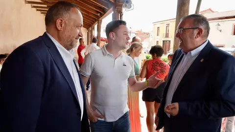 La vicesecretaria general del PSOE de Castilla y León, Nuria Rubio, recorre los puestos de la Feria del Ajo de Santa Marina del Rey, junto al delegado del Gobierno, Nicanor Sen; el presidente de la diputación, Gerardo Álvarez Courel; el delegado territorial de la Junta, Eduardo Diego y el secretario provincial del PSOE, Javiel Alfonso Cendón, entre otras autoridades. Fotos: Campillo