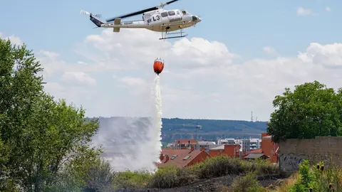 Medios personales y técnicos terrestres y aéreos han tenido que intervenir este viernes en la extinción de un incendio declarado en las proximidades del Complejo Asistencial Universitario de León. Fotos: Campillo