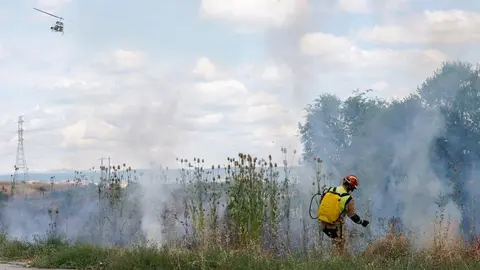 Medios personales y técnicos terrestres y aéreos han tenido que intervenir este viernes en la extinción de un incendio declarado en las proximidades del Complejo Asistencial Universitario de León. Fotos: Campillo