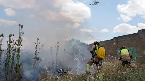 Medios personales y técnicos terrestres y aéreos han tenido que intervenir este viernes en la extinción de un incendio declarado en las proximidades del Complejo Asistencial Universitario de León. Fotos: Campillo