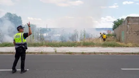 Medios personales y técnicos terrestres y aéreos han tenido que intervenir este viernes en la extinción de un incendio declarado en las proximidades del Complejo Asistencial Universitario de León. Fotos: Campillo