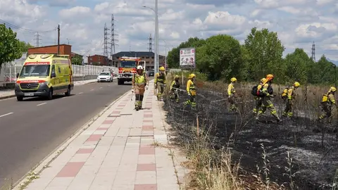 Medios personales y técnicos terrestres y aéreos han tenido que intervenir este viernes en la extinción de un incendio declarado en las proximidades del Complejo Asistencial Universitario de León. Fotos: Campillo