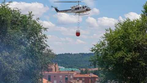 Medios personales y técnicos terrestres y aéreos han tenido que intervenir este viernes en la extinción de un incendio declarado en las proximidades del Complejo Asistencial Universitario de León. Fotos: Campillo